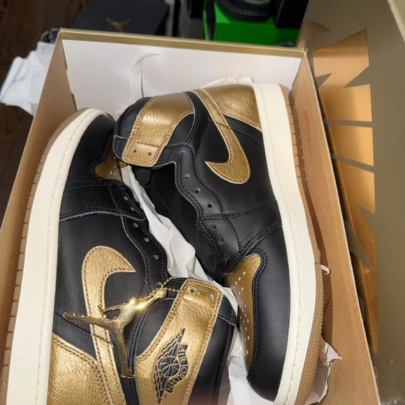 Jordan 1 Black and Metallic Gold Sneakers Size 9.5 - Picture 3 of 5